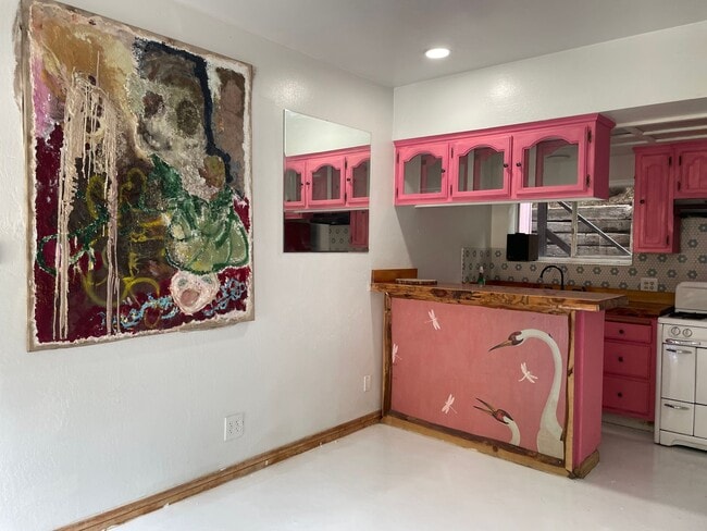 Building Photo - Adorable cottage!