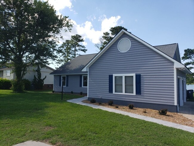 Building Photo - Beautiful Home on Lake Clermont