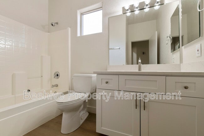 Building Photo - 220 N 110th St