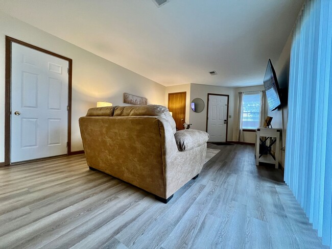 Building Photo - Lovely remodeled 2 bedroom in Middletown, ...