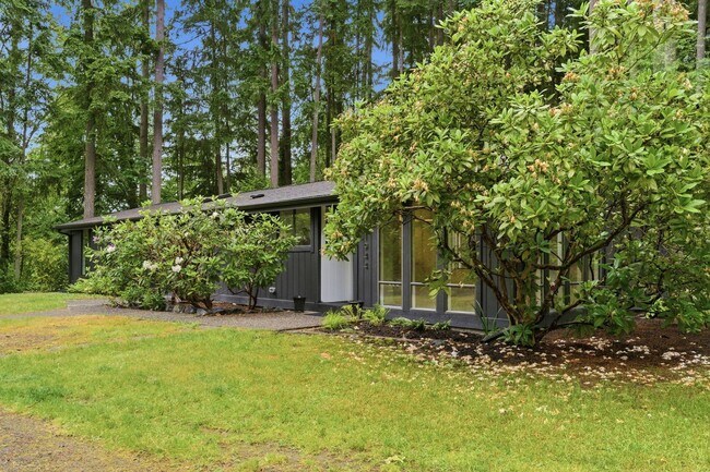 Building Photo - Single level Bainbridge Island home