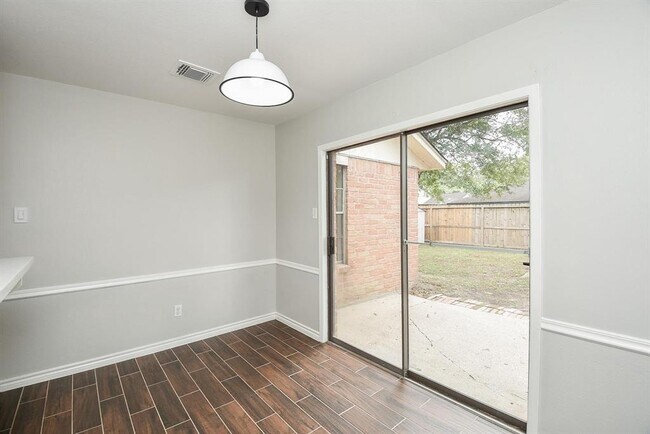 Building Photo - 2706 Foliage Green Dr