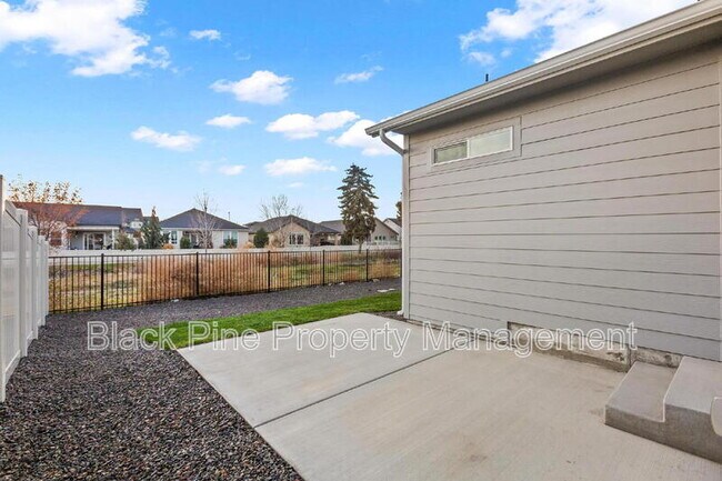 Building Photo - 895 N Aleppo Wy