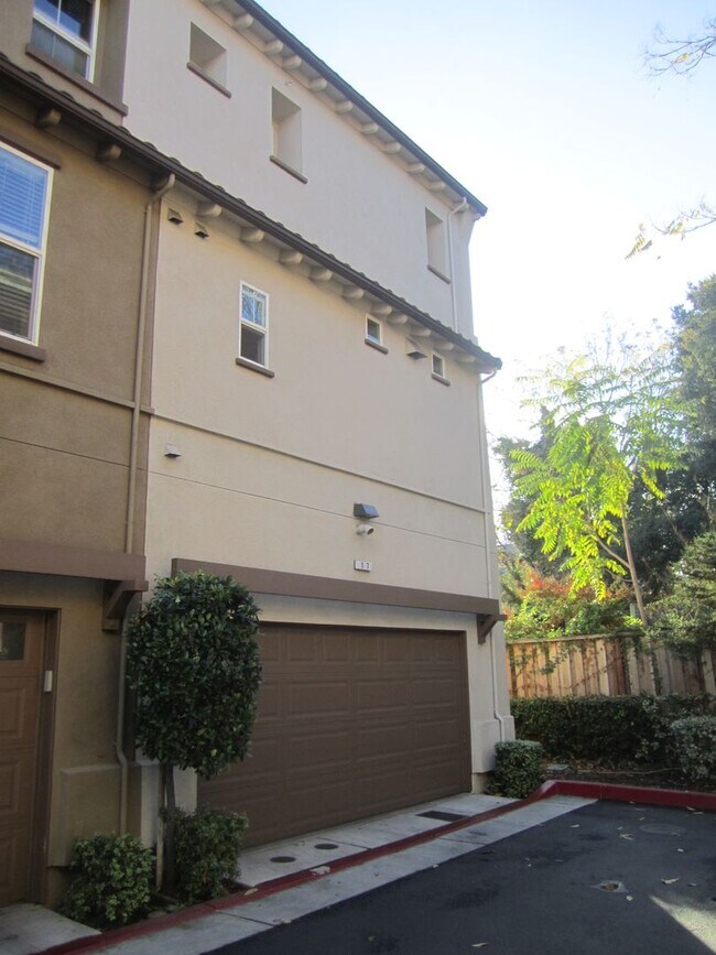 Building Photo - SPACIOUS 3 BEDROOM, 3.5 BATHROOM TOWNHOUSE...