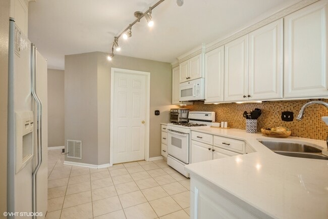 Building Photo - 707 Clover Hill Ct