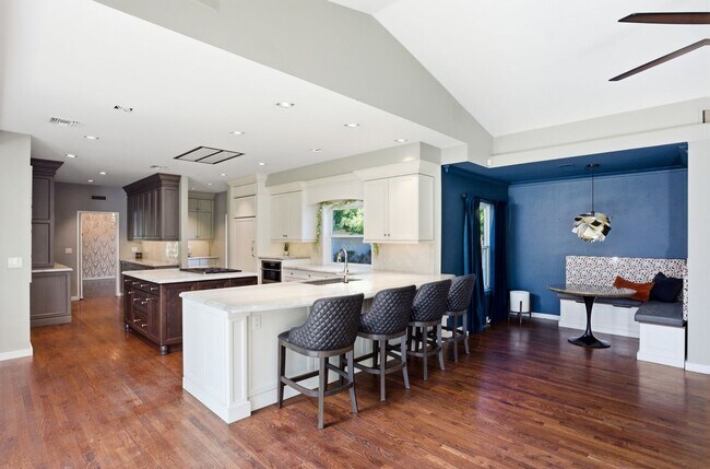 Building Photo - FULLY FURNISHED EXECUTIVE PHOENIX COUNTRY CLUB HOME IN GATED COMMUNITY