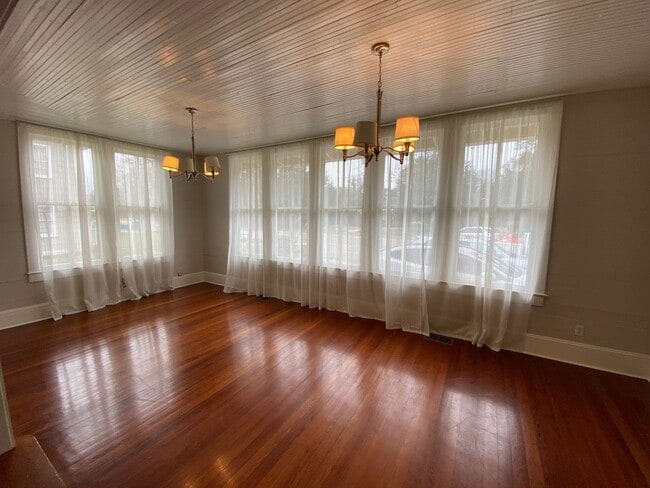 Building Photo - 215 Versailles Blvd