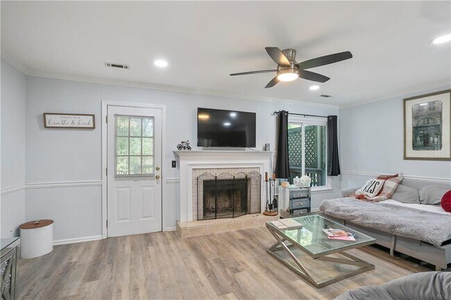 Building Photo - 2584 Old Roswell Rd