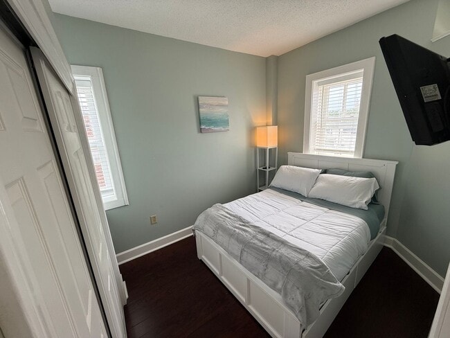 Building Photo - FULLY FURNISHED - Move in ready 1 bed & 1 ...