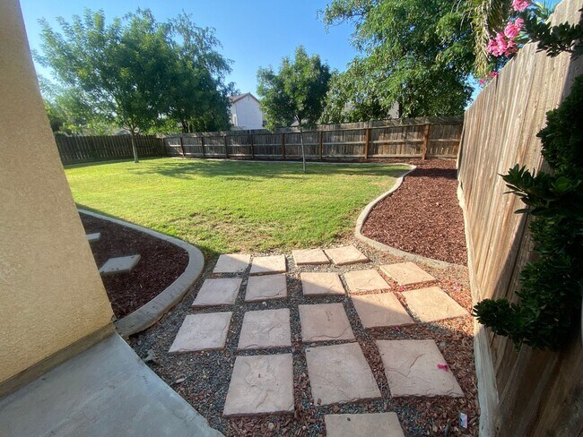 Building Photo - In Hanford-4 Br 2.5 Ba Available Now