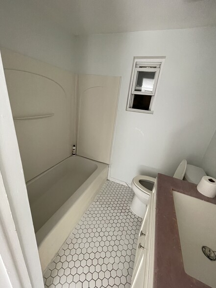 Building Photo - 403 Riverside Dr