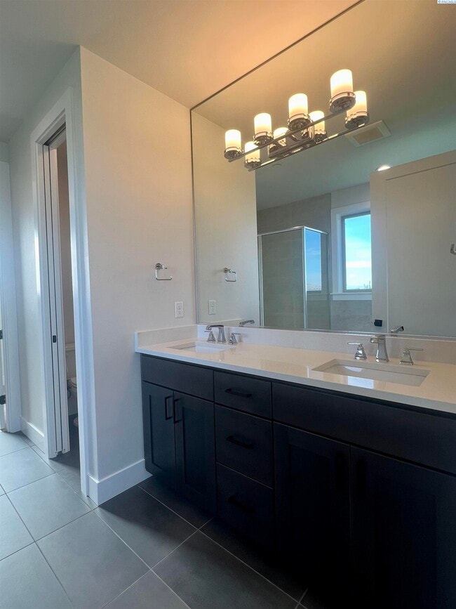 Building Photo - West Vinyard Estates 3 br plus den 4 car