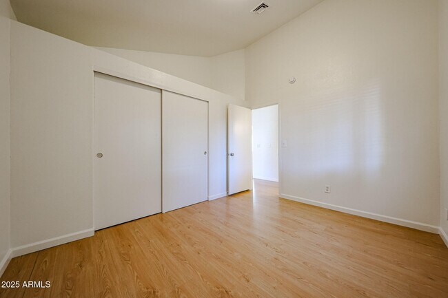 Building Photo - 214 S Rush Cir E