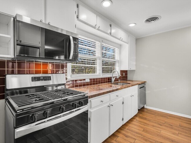 Building Photo - 3404 Cromart Ave