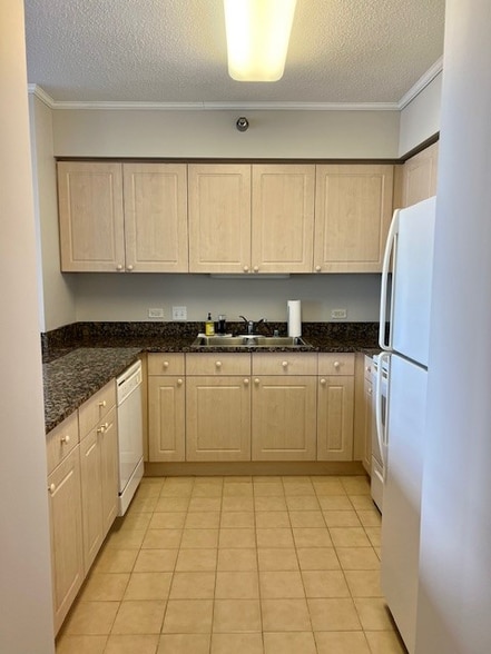 Building Photo - 512 N McClurg Ct