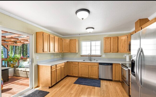Building Photo - 4831 Beverly Dr NE