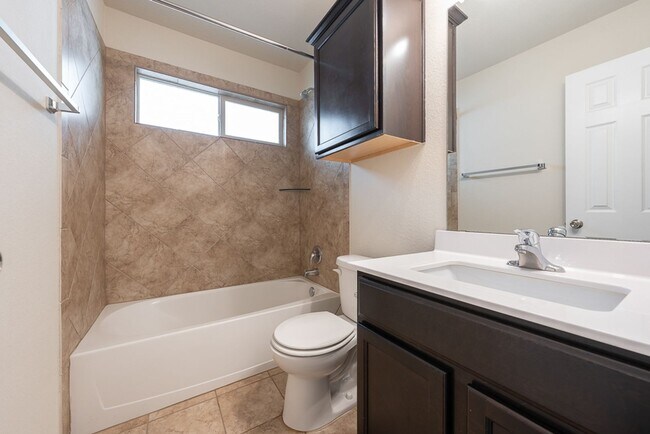 Building Photo - Spacious 3-Bedroom, 2-Bath Home in Lake Po...