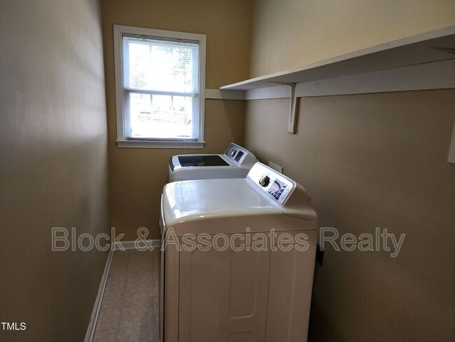 Building Photo - 608 Oxboro Cir
