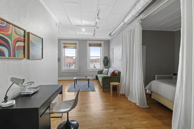 Building Photo - 415 1/2 N Neil St