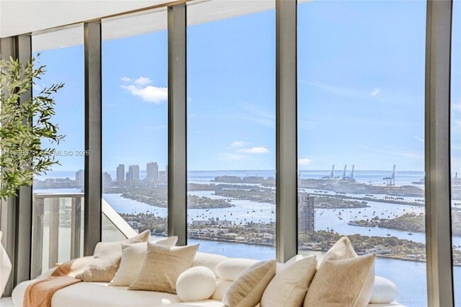 Building Photo - 700 NE 24th St