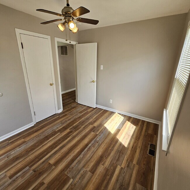 Building Photo - 2-Bedroom Ranch, Spacious Living Room, New Flooring, Kitchen with All Appliances, Laundry