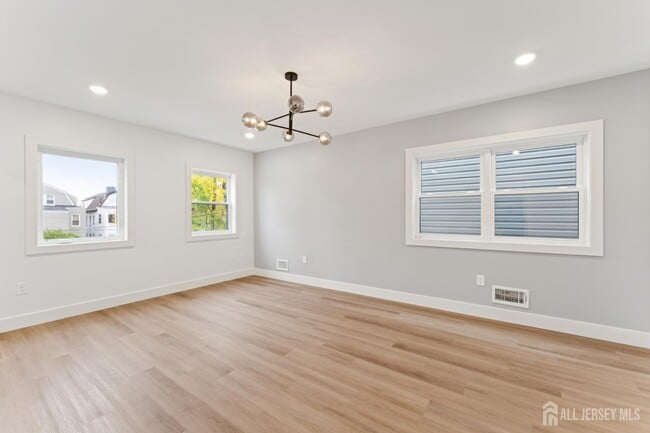 Building Photo - 84 Hollywood Ave