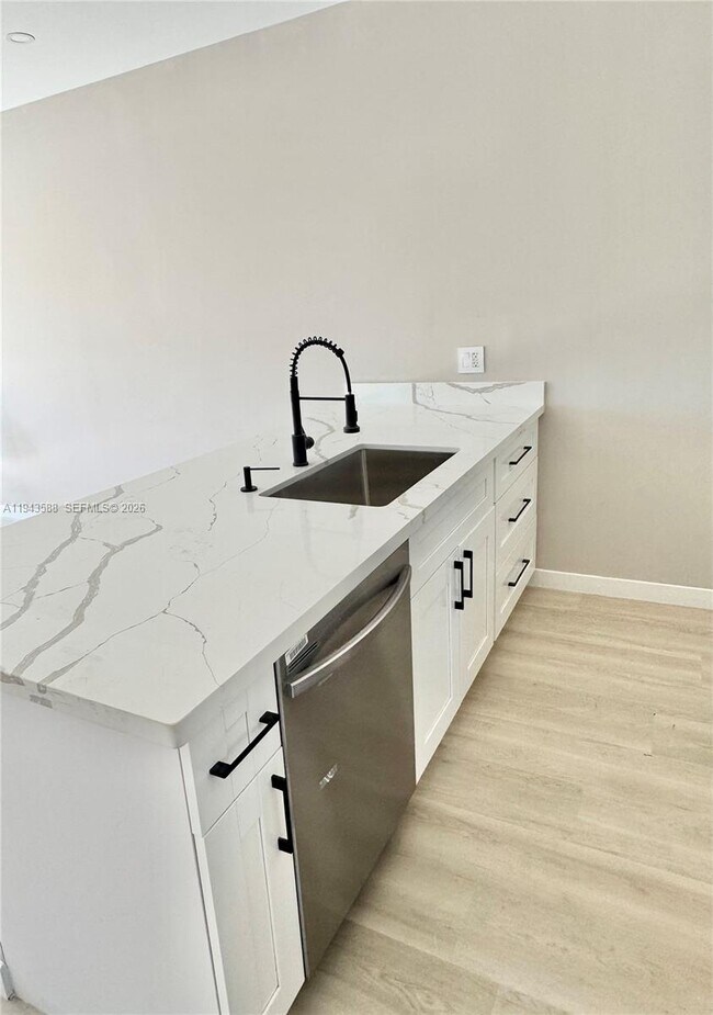 Building Photo - 630 NE 166th St