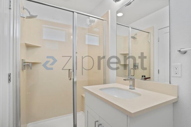 Building Photo - Unit