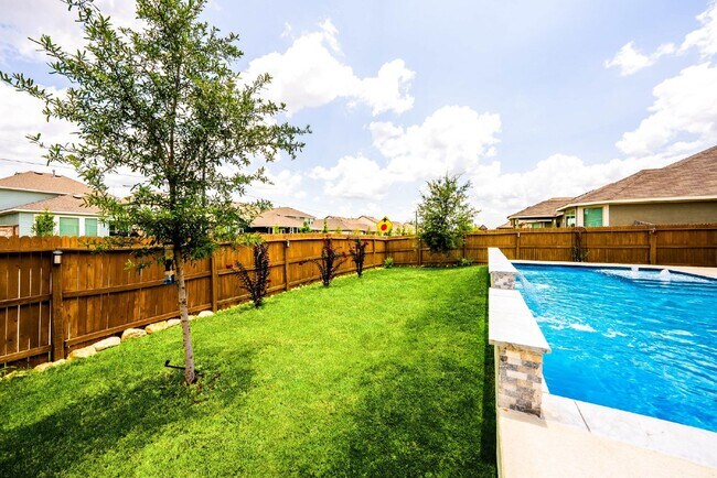Building Photo - Rental Home w/ a POOL!!!