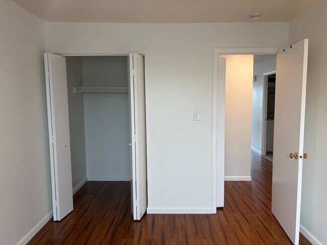 Building Photo - Well Maintained 2nd Floor Condo Now Available in Northridge Estates