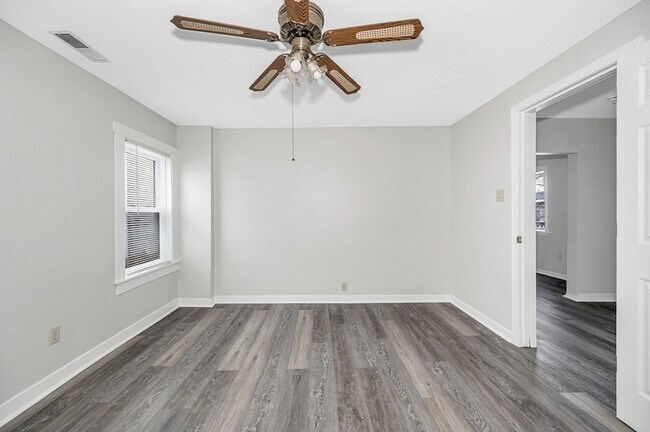 Building Photo - 98 School St