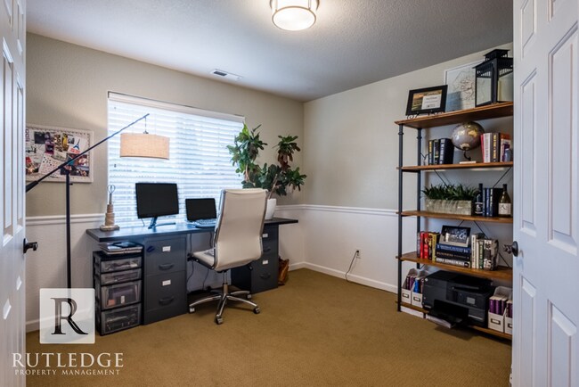 Building Photo - 3 Bedroom + Office in Central Point!