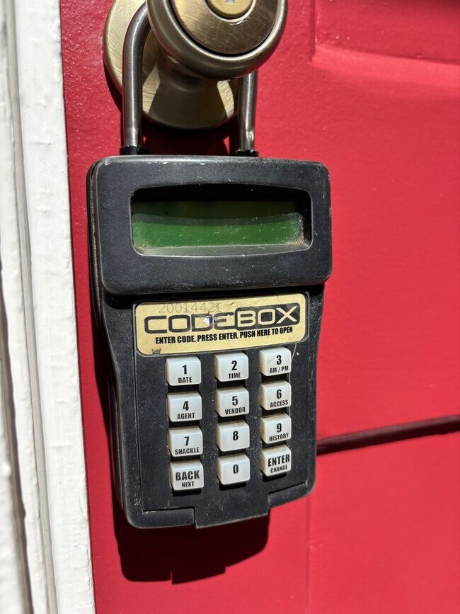 Building Photo - Sunset Drive, 4363-4377