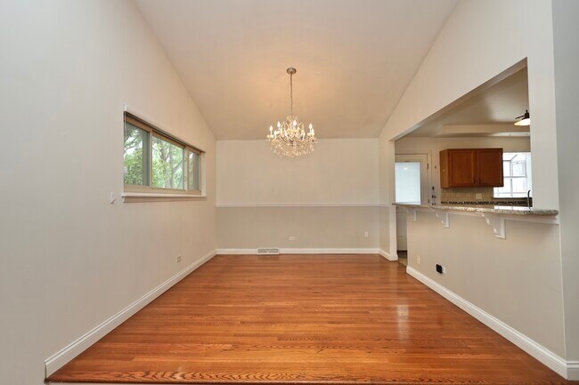 Building Photo - 613 Leamington Ave