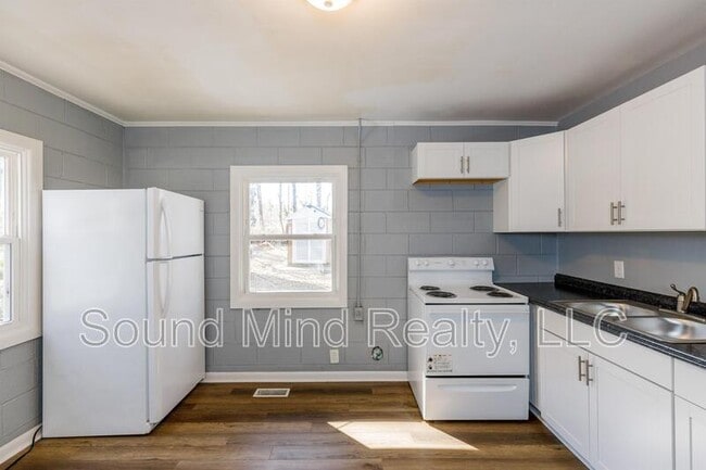 Building Photo - 717 Woodland Rd