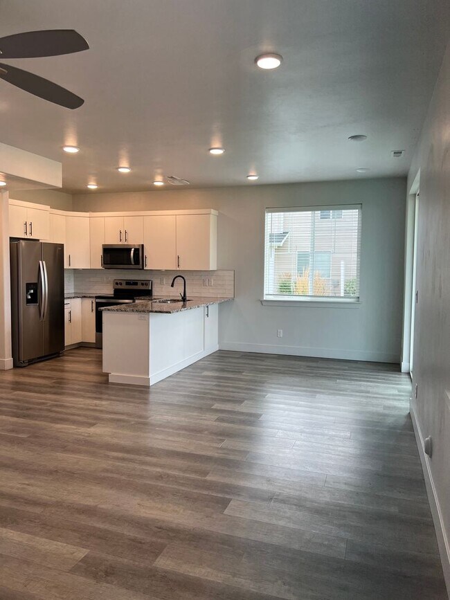 Building Photo - Beautiful 3 Bed, 2.5 Bath Townhome in Summerfield Subdivision | $1,995/month