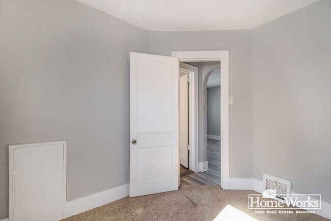 Building Photo - Adorable 2 Bedroom Home