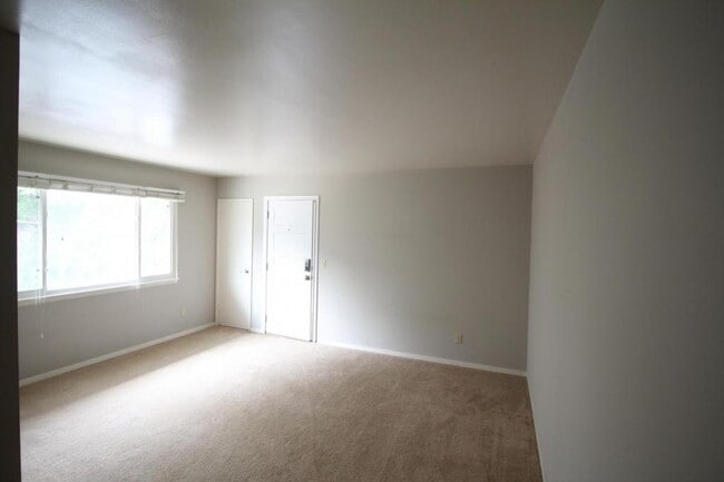 Building Photo - 6000 Metcalf Ln