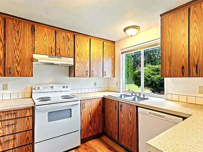 Building Photo - 4 Plex near University Place, #B (PRICE REDUCED)