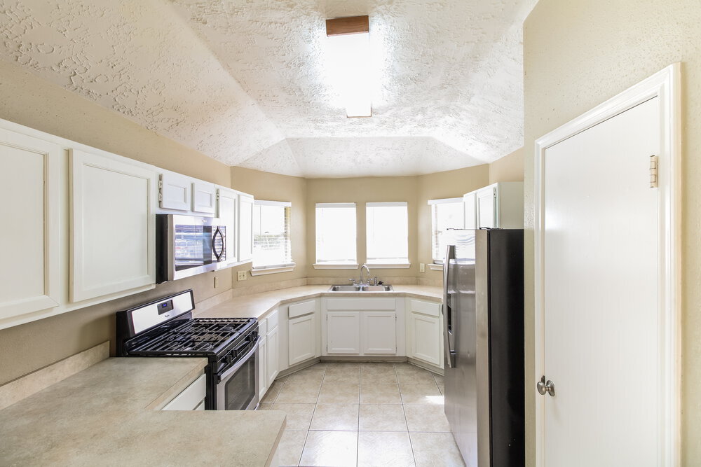 Building Photo - 20030 River Brook Dr