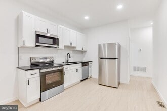 Building Photo - 5855 Larchwood Ave