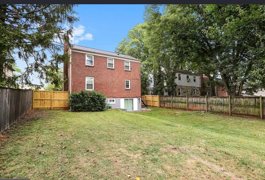 Building Photo - 7022 Deerfield Rd