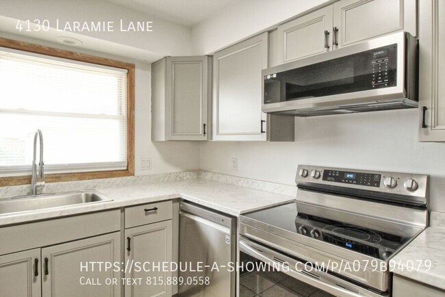 Primary Photo - Newly Renovated 2 Bedroom Apt with Washer/...