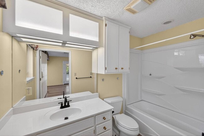 Building Photo - 1910 W 4th St S