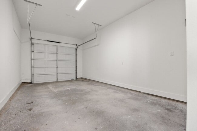 Building Photo - Spacious and Modern Townhome!
