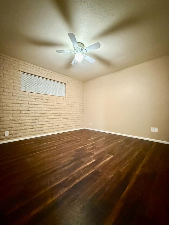 Building Photo - 825 E 5th St