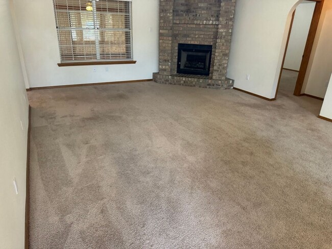 Building Photo - 3Bd 2Bth Home in the Sought-after Colonial...