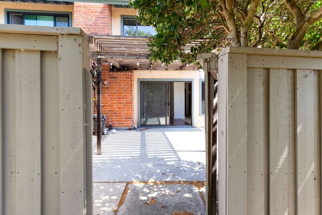 Building Photo - Spacious & Central 3BR/2.5 BA Town Home