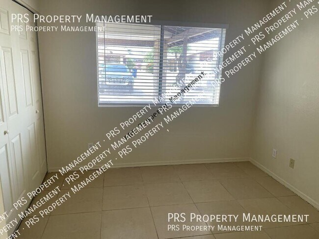 Building Photo - 1532 E El Parque Dr