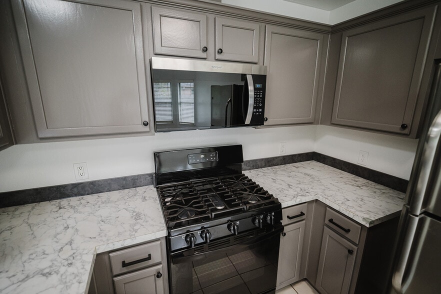 Building Photo - 810 Faircrest Dr
